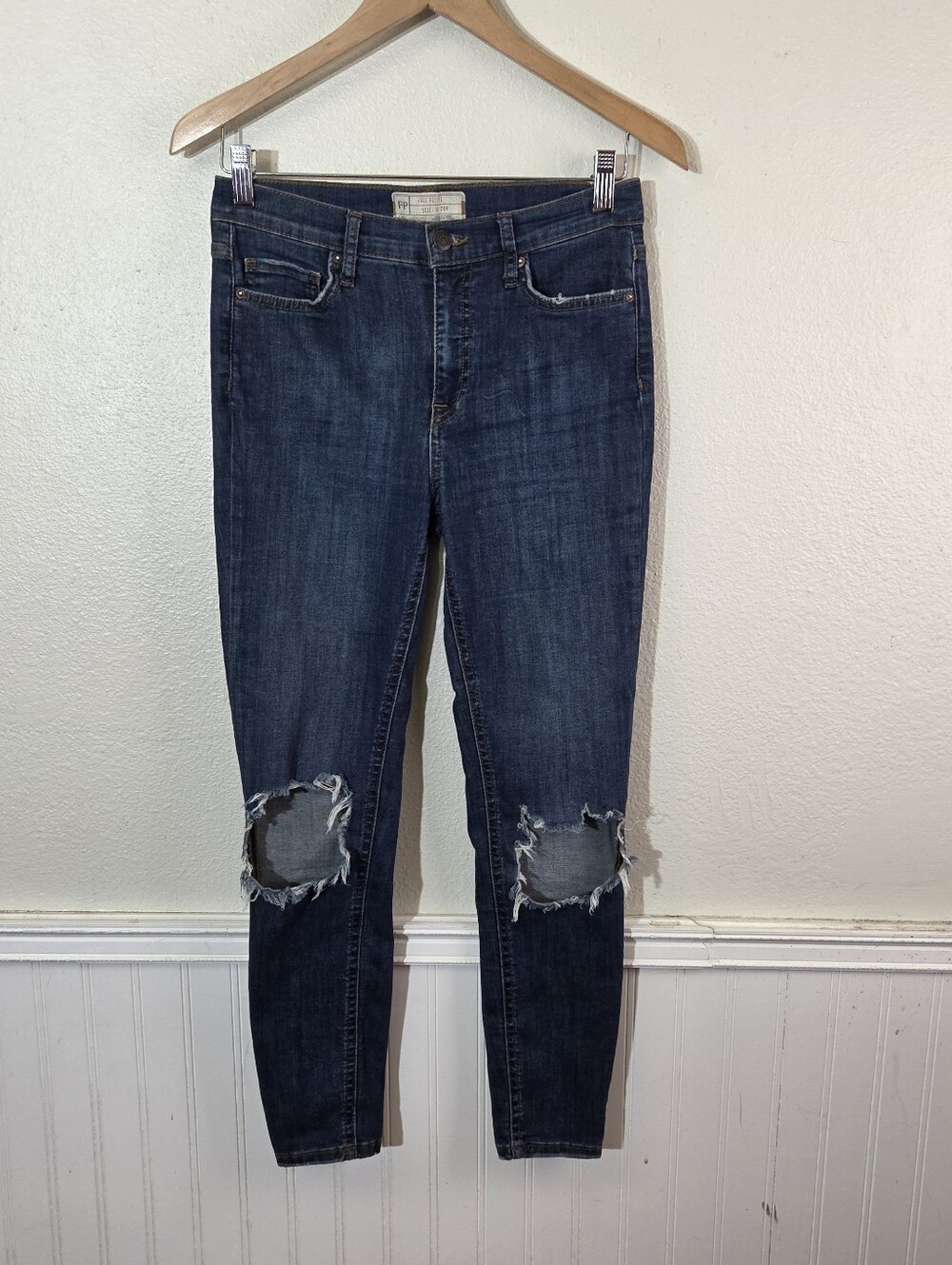 Free People Jeans Women's 28R Dark Wash Distressed Knee Skinny Stretch Denim